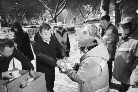           长治农商银行让温暖传递 本报记者 刘琴 摄        