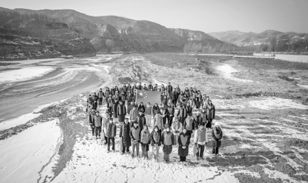           志愿者助力“保护母亲河”行动 通讯员 王凤云 摄        