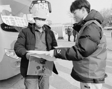           志愿者向乘客介绍安全知识 图片由团万荣县委提供        