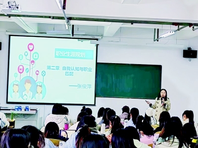           以主人翁的责任感为学校的未来努力打拼 图片由受访者提供        