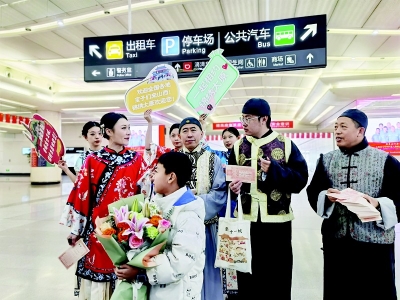           “晋商少东家”“晋商少奶奶”向旅客朋友们赠送“晋商银票”        