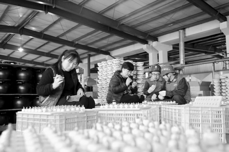           陶瓷生产车间一片忙碌景象 通讯员 席少晨 摄        