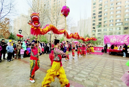           舞龙表演现场热闹非凡        