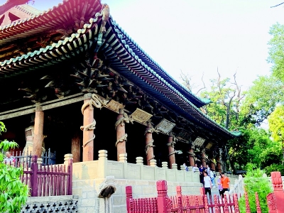           晋祠圣母殿盘龙柱 本报记者 任小芳 摄        