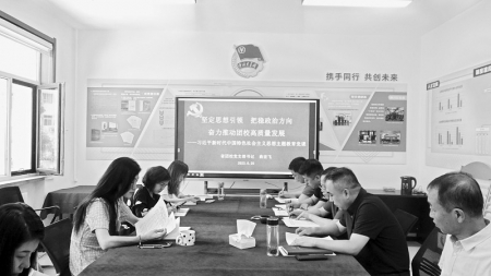           党支部书记讲党课        