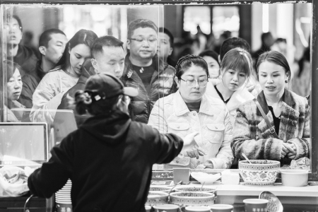           太原市钟楼步行街人潮如织，一派热闹景象。 本报记者 胡远嘉 摄        