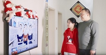           郭奇佳和爸爸观看“天宫画展”图片由郭奇佳提供本版图片除署名外均由省少工委提供        