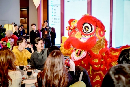           外国友人现场观看舞狮表演        