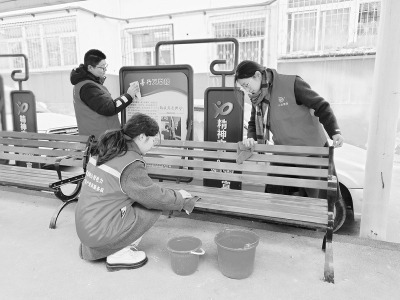           用实际行动诠释雷锋精神的时代内涵 通讯员 赵翔 摄        