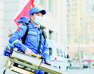           “青春本无色，是我们用行动赋予它颜色”        