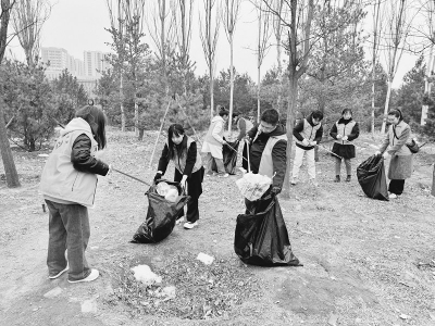           团员青年清理垃圾 图片由山西先行经贸有限公司提供        