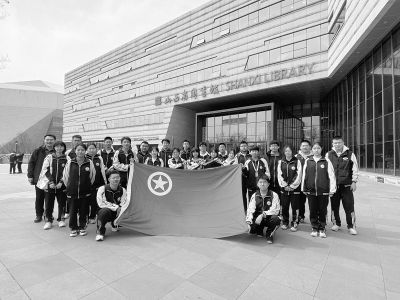           帮助他人,快乐自己。        