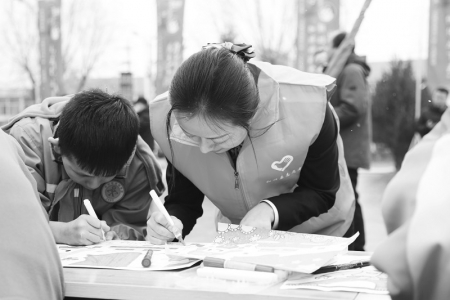           “信用+”守护天使党员志愿服务队与儿童一起书画 图片由和顺农商银行提供        