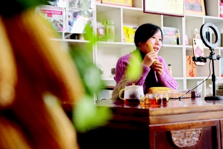           直播带货助力乡村振兴 图片由受访者提供        