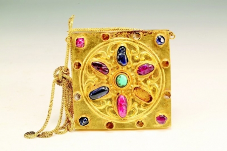           镶宝石金经盒（明） 图片由太原市晋祠博物馆提供        