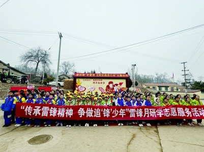           用实际行动践行雷锋精神 图片由通讯员提供        