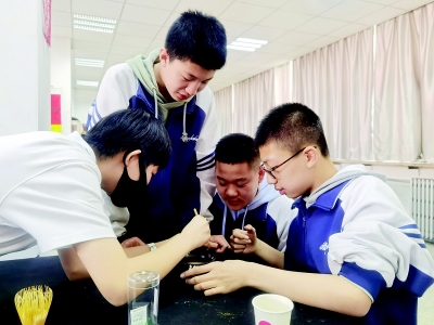           学生们在校园里开启了一段惬意的博物馆之旅 图片由太原市博物馆提供        