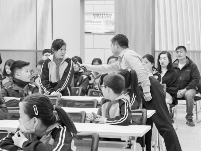           社区法律顾问与学生互动 图片由太原市迎泽街道南内环街四社区提供        