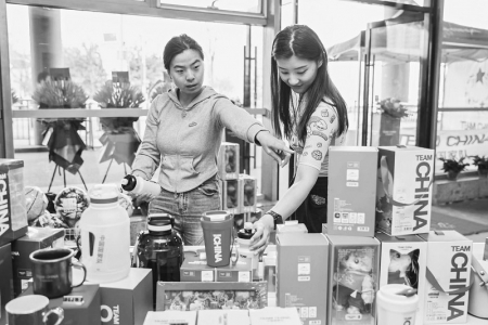           市民在特许零售店内选购商品        