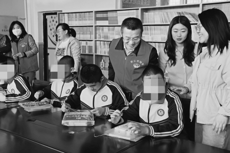           让特殊儿童快乐成长 本报记者 庞勇 摄        