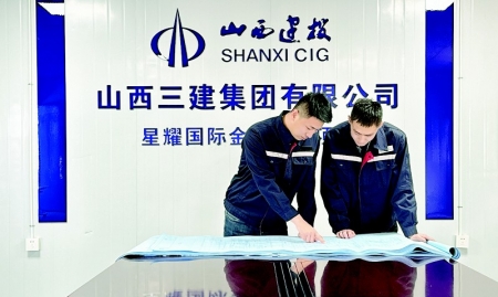           “扑下身子、没有架子”是现场工人对张志明（左）的深刻印象。图片由通讯员提供        