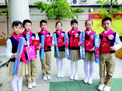           规范少先队标志标识行动        