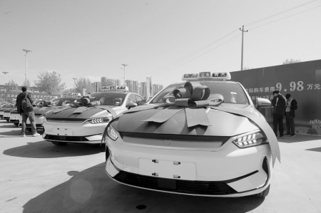           交车仪式现场 本报记者 康乐 摄        