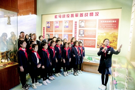           参观纪念馆，厚植爱国情怀。 图片由运城市少工委提供        