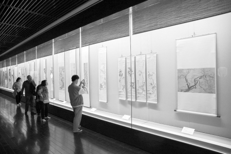           独具特色的花鸟画精品 本报记者 胡远嘉 摄        