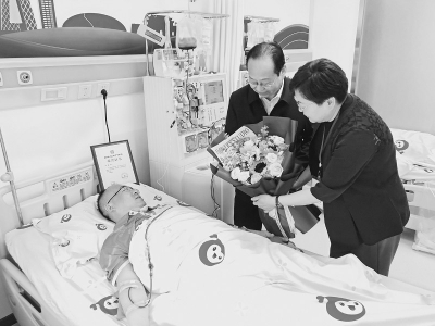           相关人士在采集医院慰问马先生 通讯员 胡楠 摄        