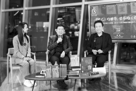           王立群（中）准确风趣的讲读，让经典从高阁走向大众。        