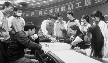           选手们在赛道上展示作品 本报记者 刘琴 摄        