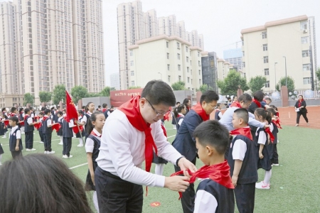           通过各类主题教育活动，引导少先队员从小听党话、跟党走。　本版图片均由省少工委提供        