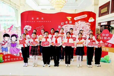           4月24日，中国少年先锋队山西省第八次代表大会隆重召开前夕，384名少代会代表纷纷抵达会议驻地。 本报记者 胡远嘉 摄        