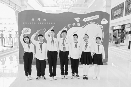           少代会代表朝气蓬勃、意气风发。 本版摄影 本报记者 王新嫄 王钰钦 胡远嘉        