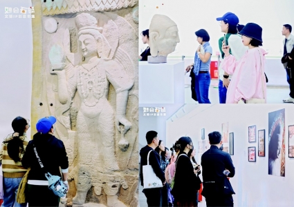           参观石窟艺术展 图片由主办方提供        