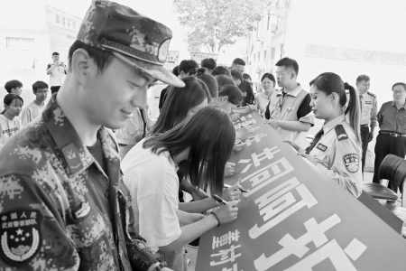           开展禁毒宣传，打造绿色校园。 图片由通讯员提供        