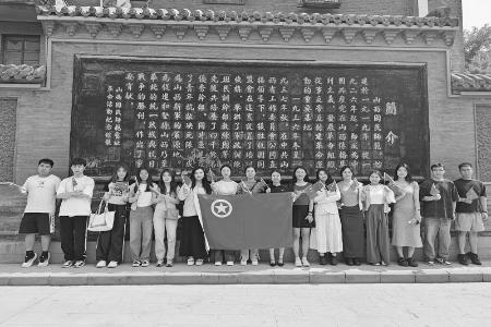           实地参观学习，感悟先辈崇高精神。 图片由浦发银行太原分行团委提供        