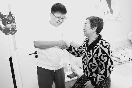           无怨无悔照顾岳母，不是亲儿胜似亲儿。 图片由通讯员提供        