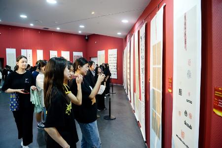           弘扬传统文化，激发青年艺术创造力。本报记者 康乐 摄        