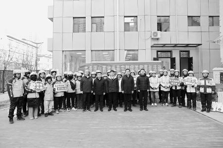           1月22日上午，团省委书记张钧在太原市迎泽区青年路一社区，看望慰问外卖员。本报记者 康乐 摄        