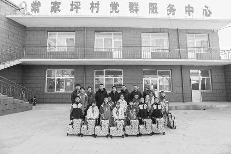           　 1月20日上午，团省委副书记、省直帮扶单位驻临县工作大队大队长陈锴深入团省委乡村振兴联系点——吕梁市临县玉坪乡常家坪村，为村民们送去了新春礼物。 本报记者 王钰钦 摄        