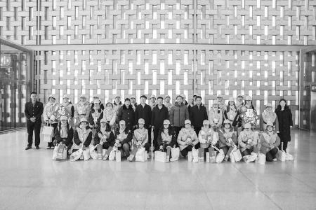           　 1月21日上午，团省委副书记米小兵慰问奋斗在铁路春运一线的青年志愿者，并送上了春节礼物和新年祝福。本报记者 王钰钦 摄        