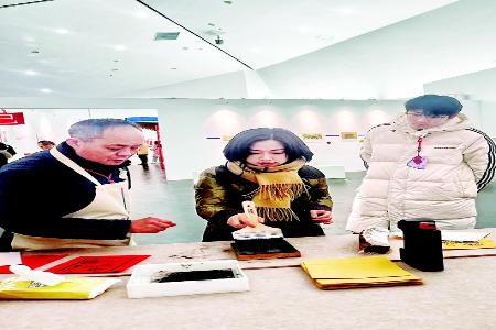           观众沉浸式触摸非遗，体验拓印之美。 本报记者 裴艳玉 摄        