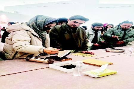           观众沉浸式体验传统木版年画的印制过程        