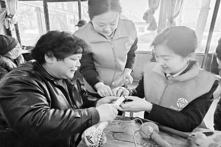           爱心敬老传美德 图片由卿头收费站提供        