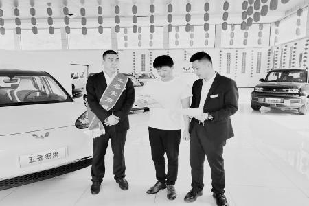           营销小分队奔赴县域各个角落 本报记者 孟存田 摄        