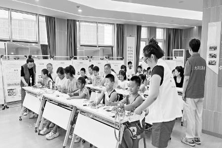 制作汉服手工 图片由团太原市万柏林区委提供