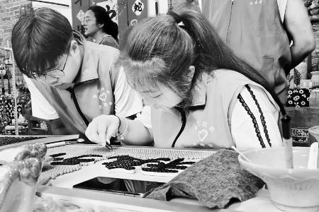           体验五谷画 见习记者 路诗洁 摄        