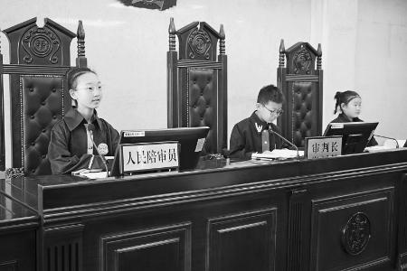           学生们体验模拟法庭 图片由太原市晋源区人民检察院提供        